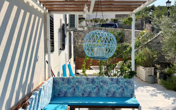 kvartira s 2 spalnyami u morya s parkingom i privatnym prichalom v dzhurashevichi tivat 14