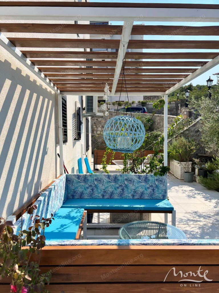 kvartira s 2 spalnyami u morya s parkingom i privatnym prichalom v dzhurashevichi tivat 14