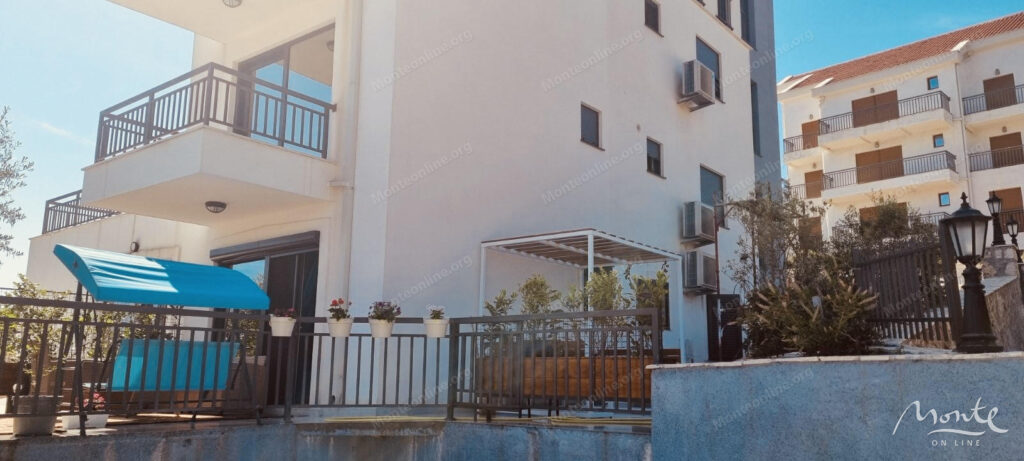 kvartira s 2 spalnyami u morya s parkingom i privatnym prichalom v dzhurashevichi tivat 16