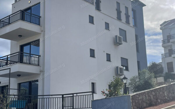 kvartira s 2 spalnyami u morya s parkingom i privatnym prichalom v dzhurashevichi tivat 17