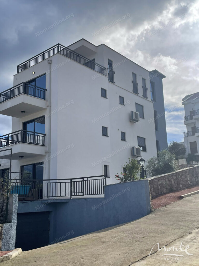 kvartira s 2 spalnyami u morya s parkingom i privatnym prichalom v dzhurashevichi tivat 17