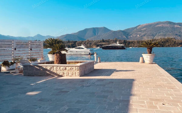 kvartira s 2 spalnyami u morya s parkingom i privatnym prichalom v dzhurashevichi tivat 18