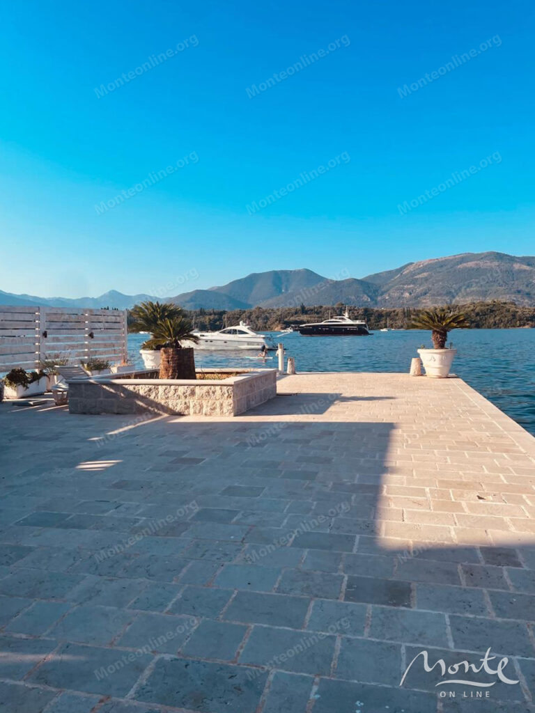 kvartira s 2 spalnyami u morya s parkingom i privatnym prichalom v dzhurashevichi tivat 18