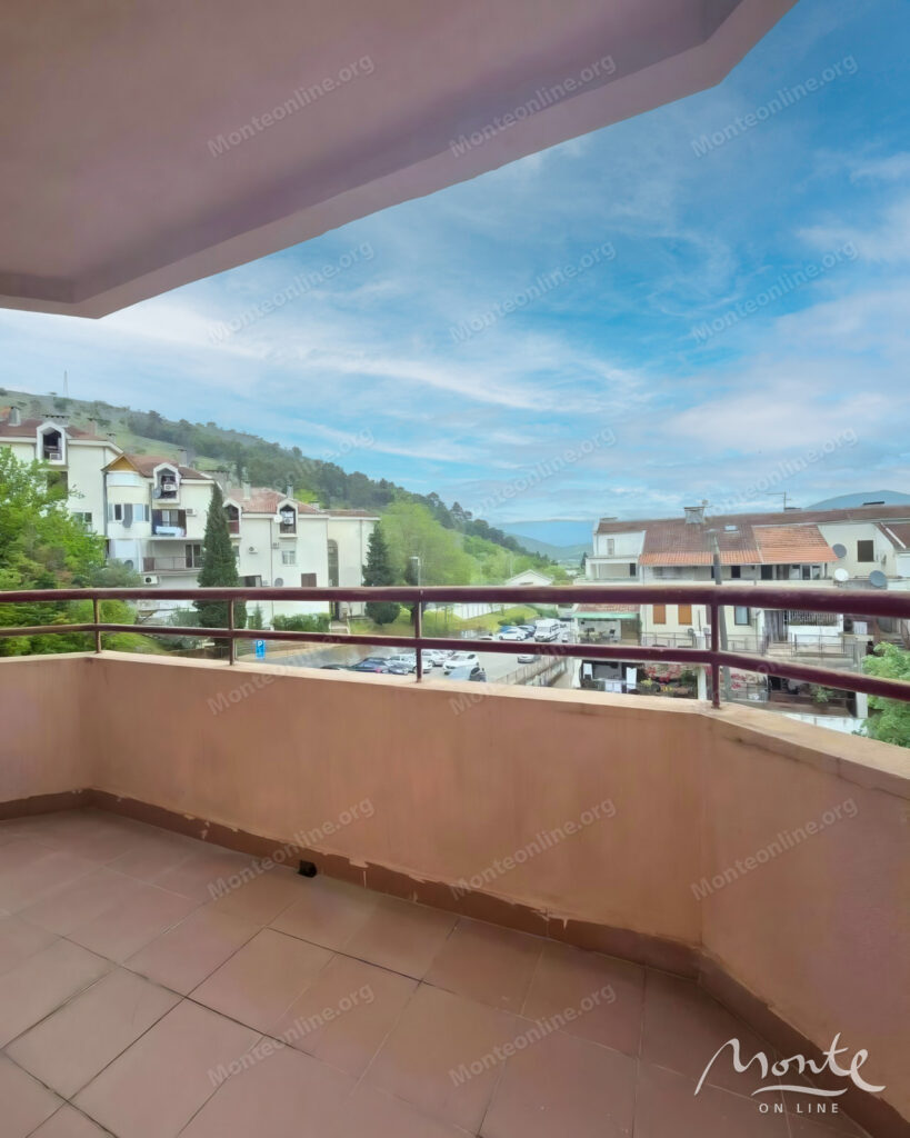 meblirovannaya kvartira s 3 spalnyami i 2 terrasami v momishichi podgoricza 01