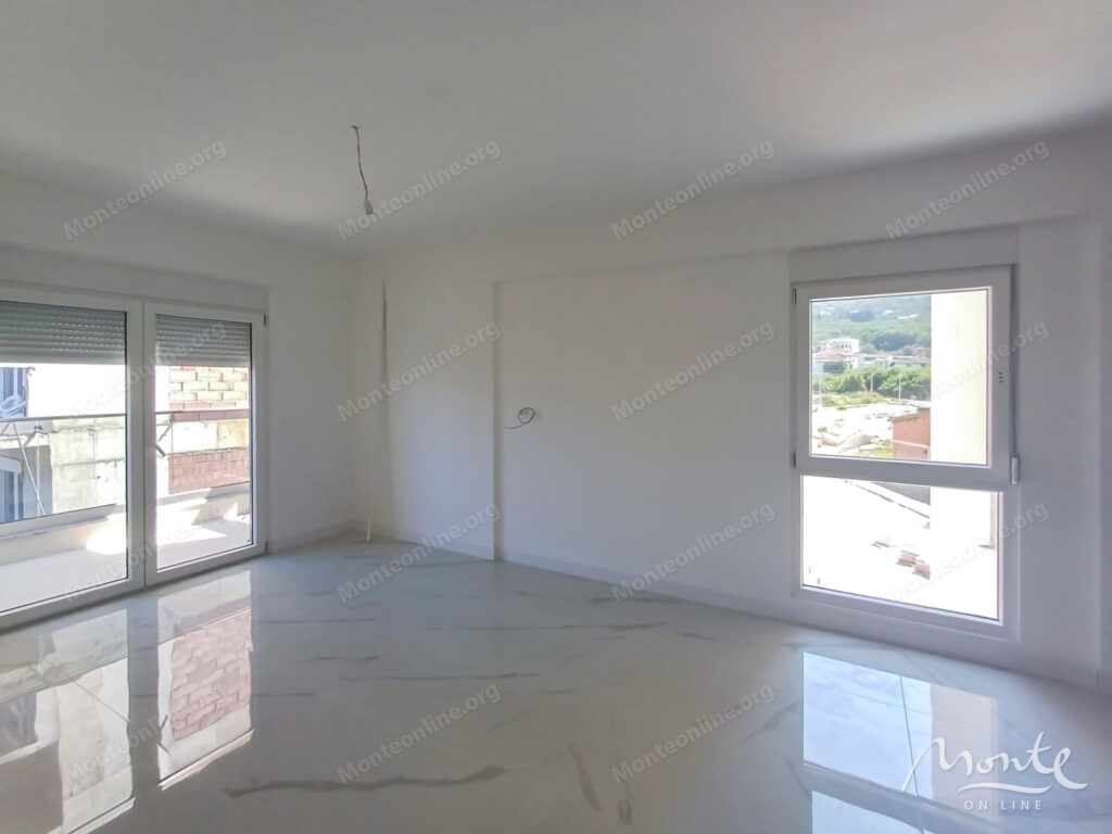 novaya prostornaya studiya v zhilom komplekse s bassejnom v bare 01