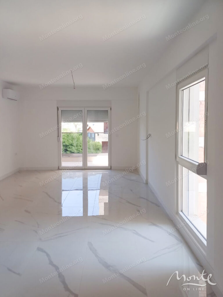 novaya prostornaya studiya v zhilom komplekse s bassejnom v bare 02