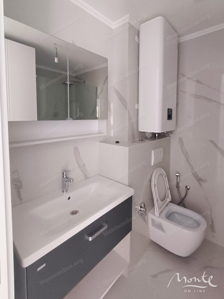 novaya prostornaya studiya v zhilom komplekse s bassejnom v bare 04