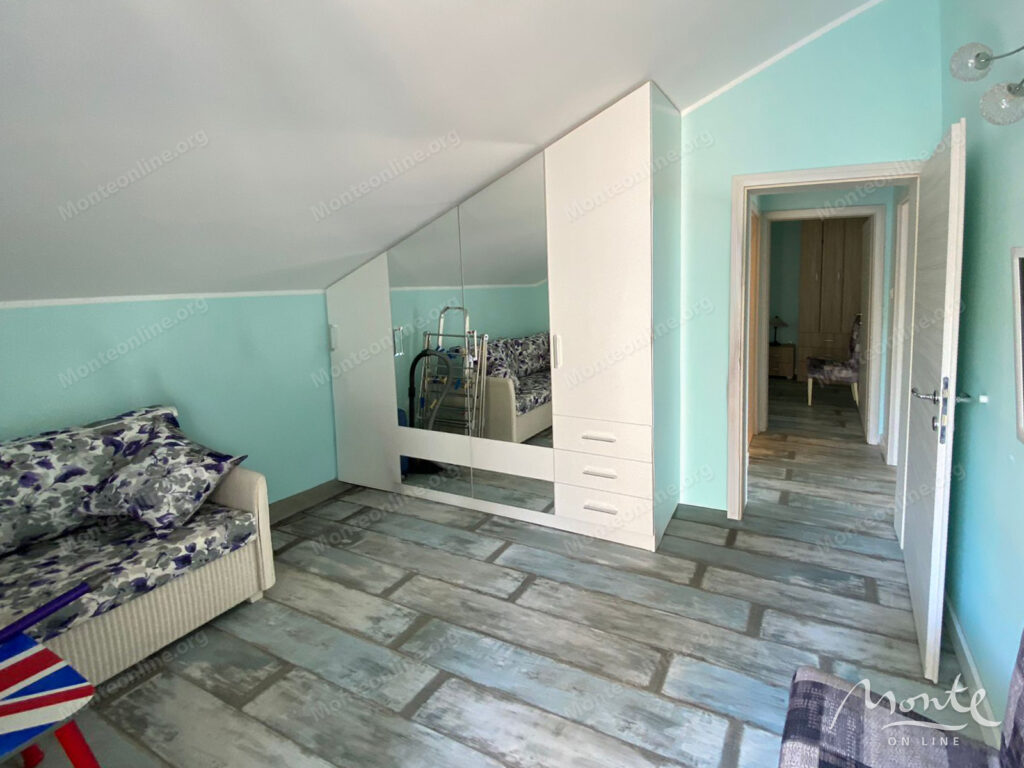 penthaus s 4 spalnyami v sveti stefane s vidom na more i gory 09