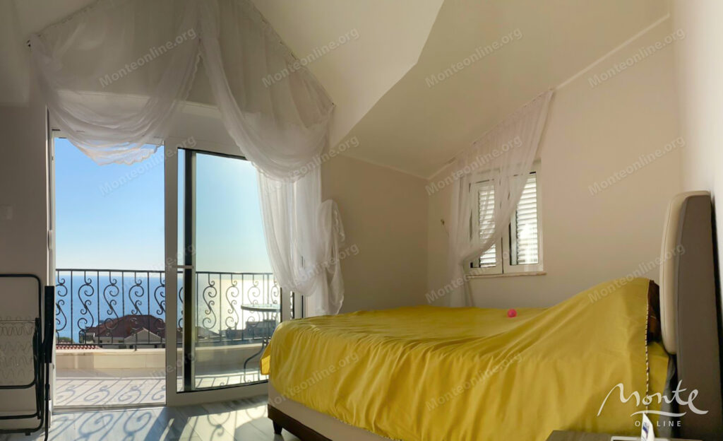 penthaus s 4 spalnyami v sveti stefane s vidom na more i gory 11