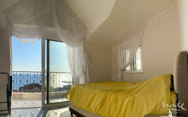 penthaus s 4 spalnyami v sveti stefane s vidom na more i gory 11