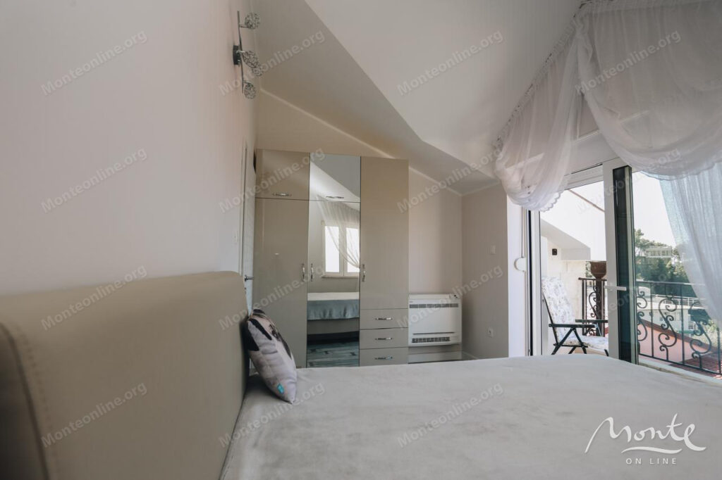 penthaus s 4 spalnyami v sveti stefane s vidom na more i gory 14