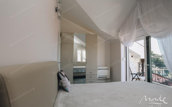 penthaus s 4 spalnyami v sveti stefane s vidom na more i gory 14