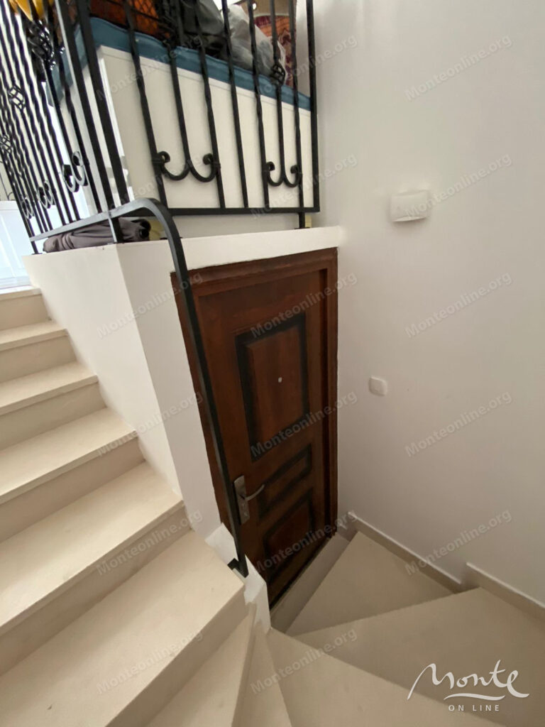 penthaus s 4 spalnyami v sveti stefane s vidom na more i gory 18