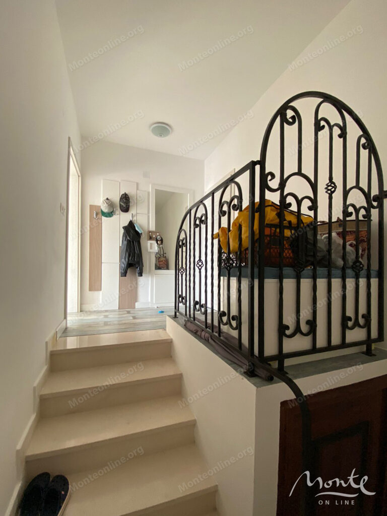 penthaus s 4 spalnyami v sveti stefane s vidom na more i gory 19