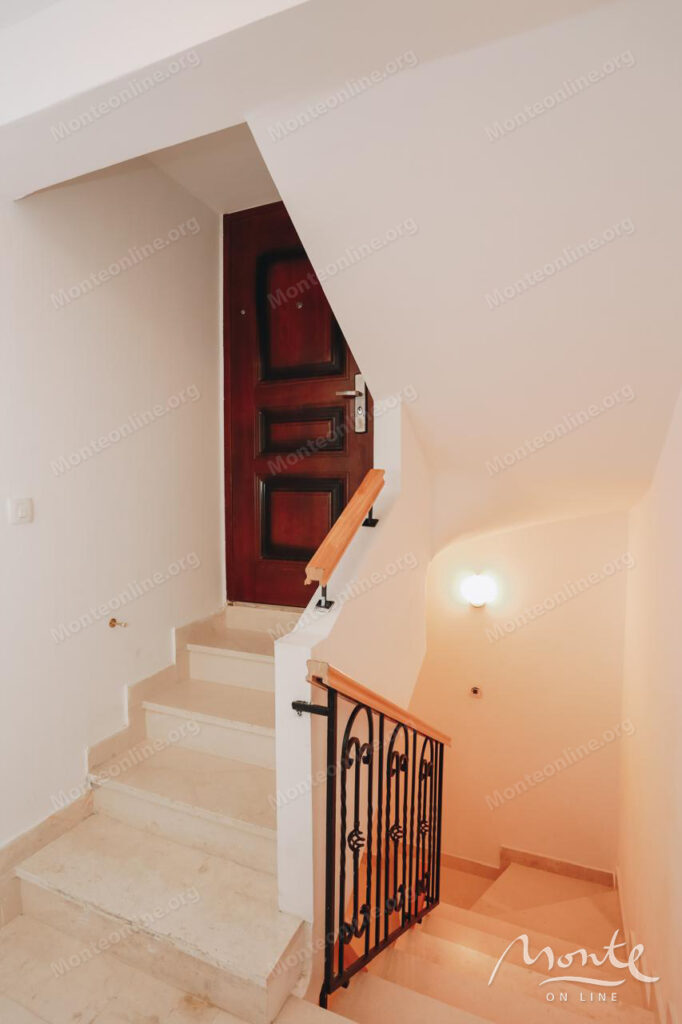 penthaus s 4 spalnyami v sveti stefane s vidom na more i gory 22