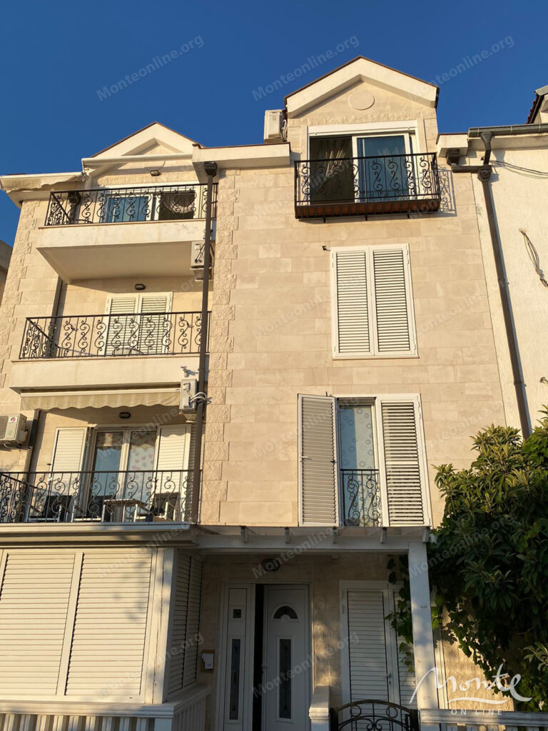 penthaus s 4 spalnyami v sveti stefane s vidom na more i gory 32