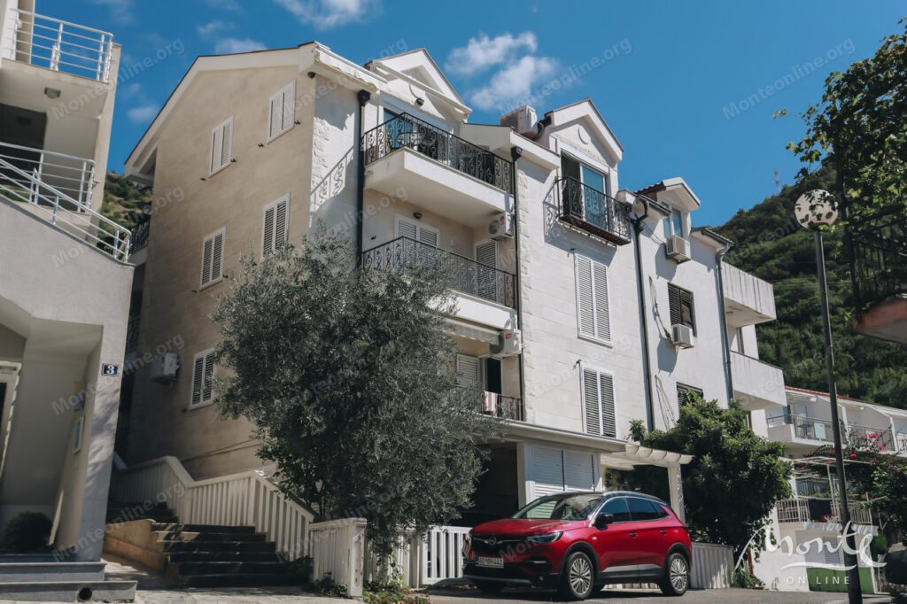 penthaus s 4 spalnyami v sveti stefane s vidom na more i gory 33