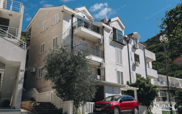 penthaus s 4 spalnyami v sveti stefane s vidom na more i gory 33