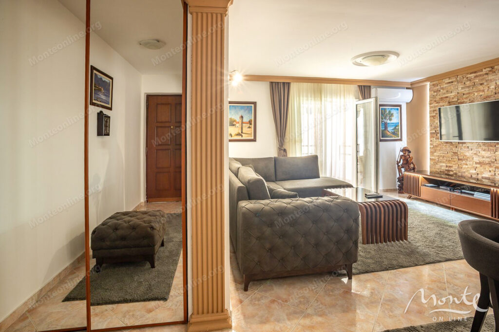 prostornaya kvartira s 2 spalnyami i dvumya terrasami v czentre budvy 02