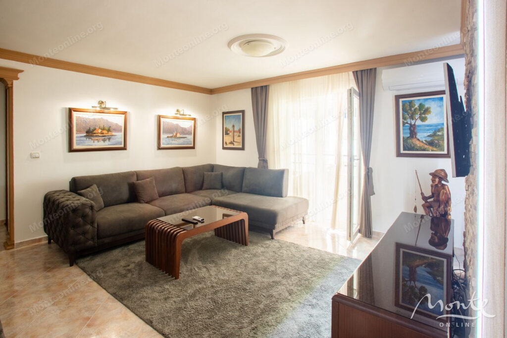 prostornaya kvartira s 2 spalnyami i dvumya terrasami v czentre budvy 04