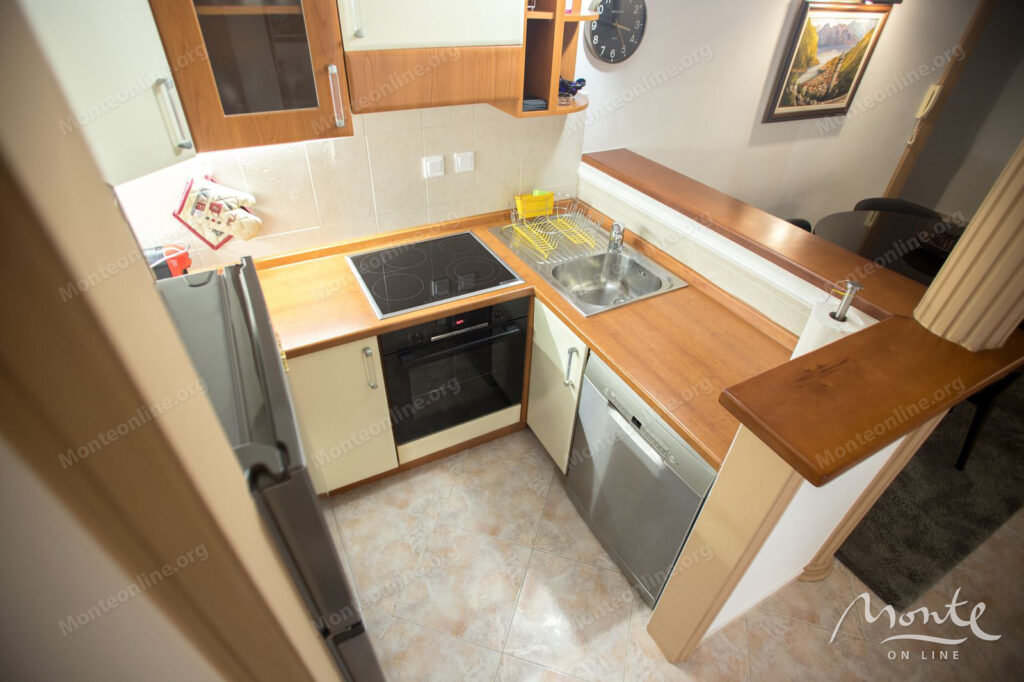 prostornaya kvartira s 2 spalnyami i dvumya terrasami v czentre budvy 07