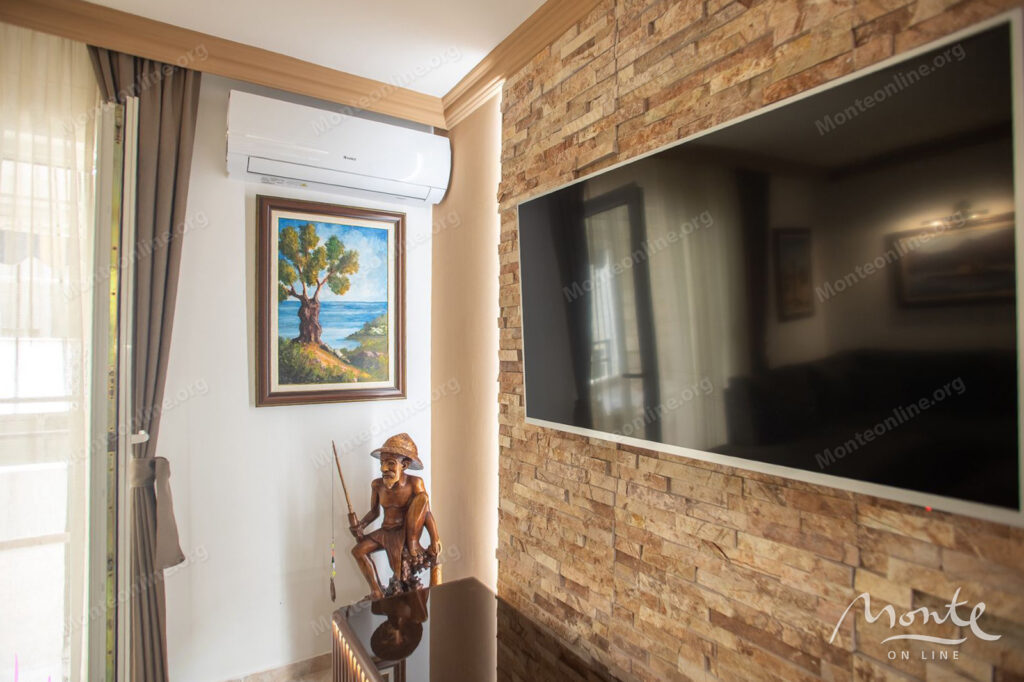 prostornaya kvartira s 2 spalnyami i dvumya terrasami v czentre budvy 09