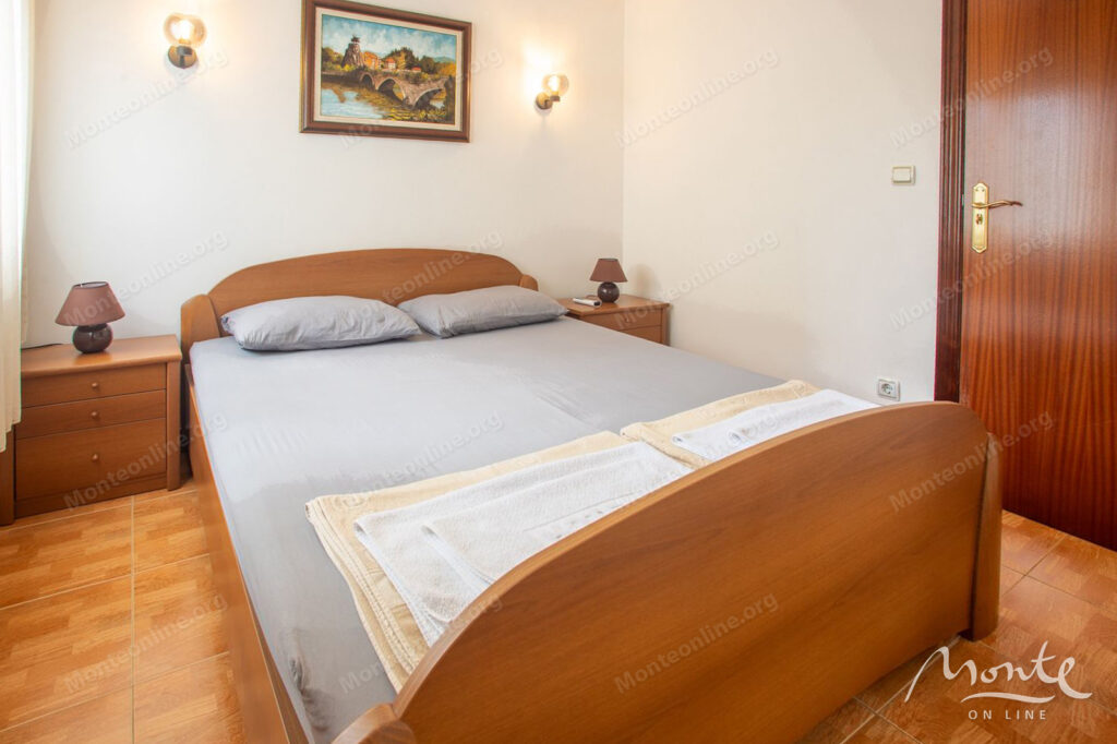 prostornaya kvartira s 2 spalnyami i dvumya terrasami v czentre budvy 11