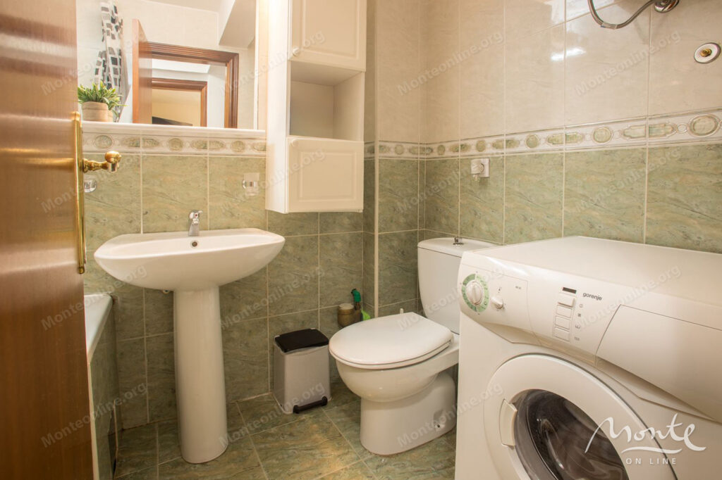 prostornaya kvartira s 2 spalnyami i dvumya terrasami v czentre budvy 14