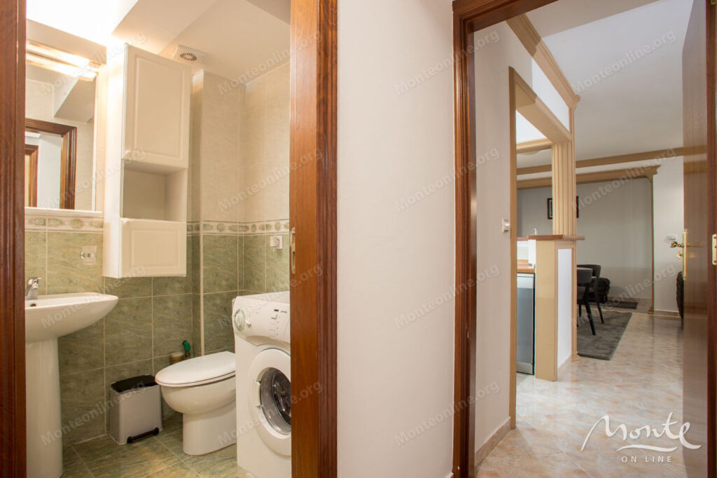 prostornaya kvartira s 2 spalnyami i dvumya terrasami v czentre budvy 16