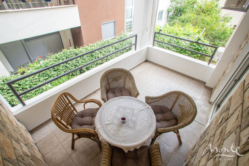 prostornaya kvartira s 2 spalnyami i dvumya terrasami v czentre budvy 17