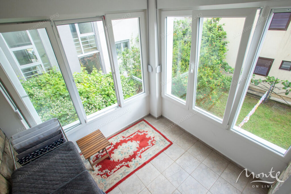 prostornaya kvartira s 2 spalnyami i dvumya terrasami v czentre budvy 19