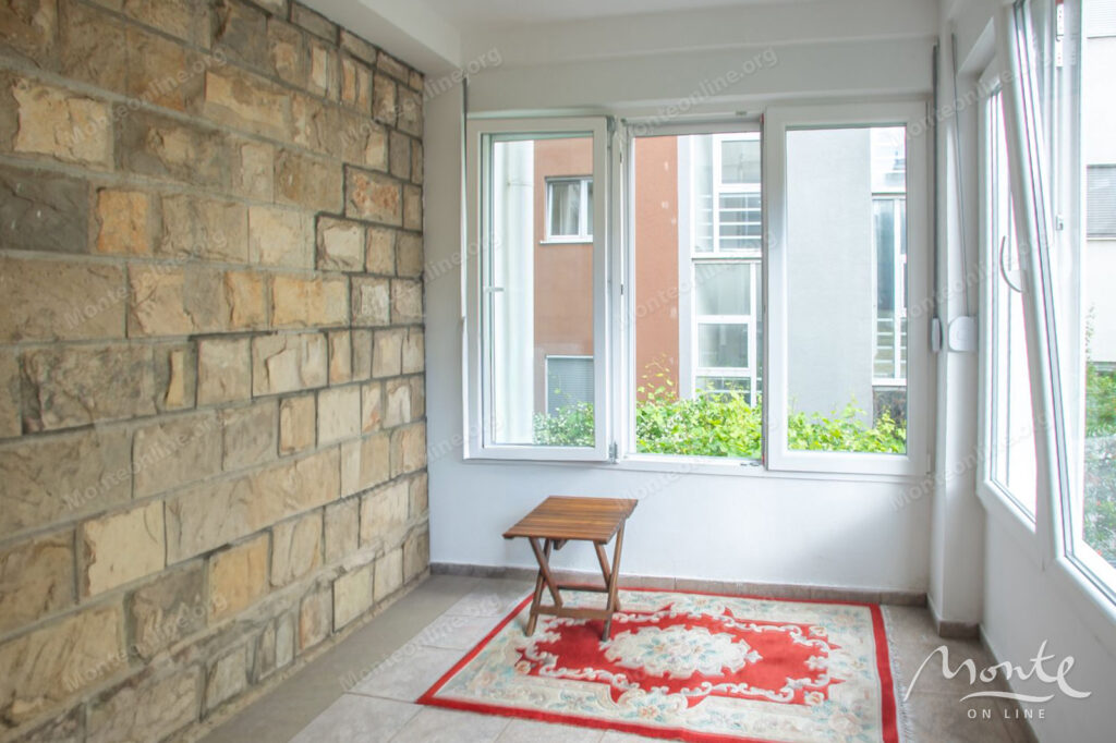 prostornaya kvartira s 2 spalnyami i dvumya terrasami v czentre budvy 20