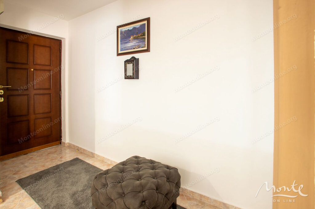 prostornaya kvartira s 2 spalnyami i dvumya terrasami v czentre budvy 22