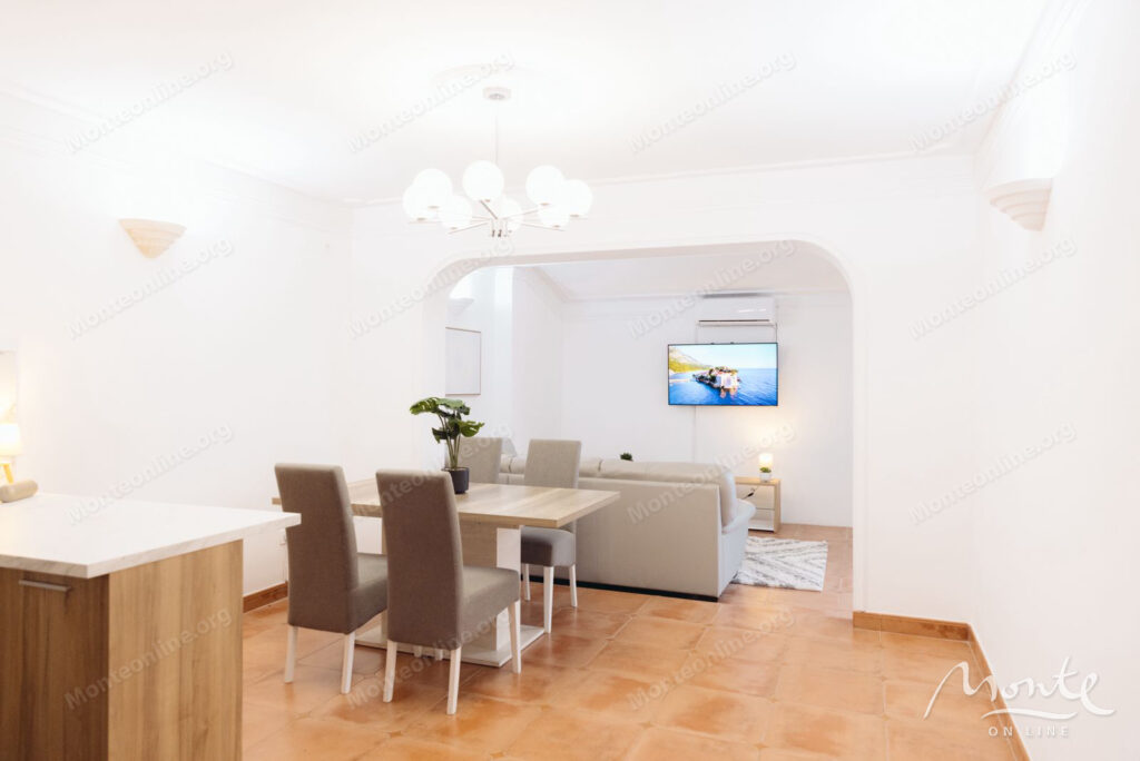 prostornaya kvartira s 2 spalnyami i vidom na more v sveti stefane budva 02