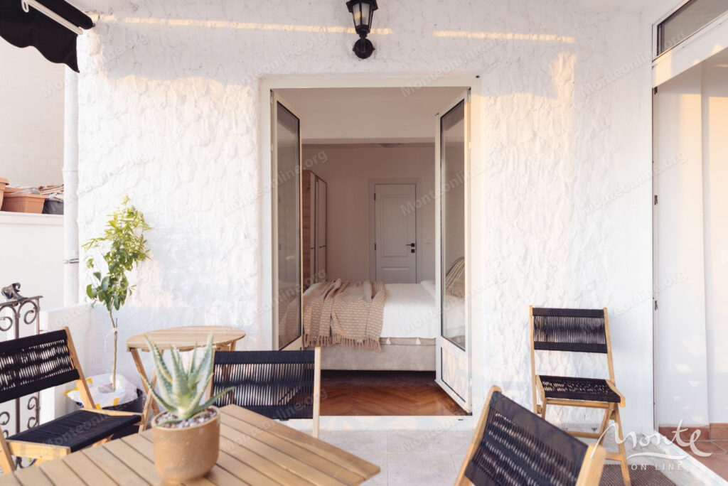 prostornaya kvartira s 2 spalnyami i vidom na more v sveti stefane budva 04