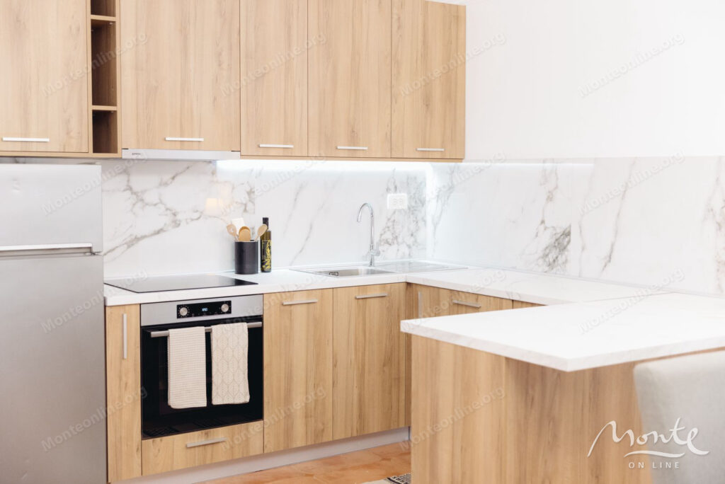 prostornaya kvartira s 2 spalnyami i vidom na more v sveti stefane budva 05