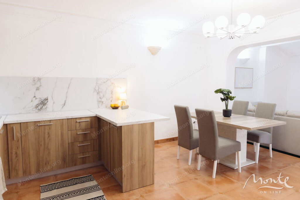 prostornaya kvartira s 2 spalnyami i vidom na more v sveti stefane budva 06