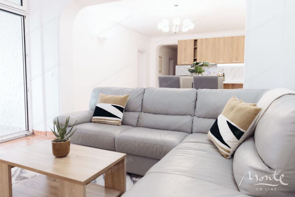 prostornaya kvartira s 2 spalnyami i vidom na more v sveti stefane budva 08