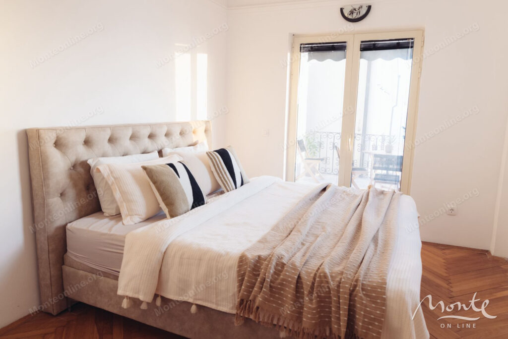 prostornaya kvartira s 2 spalnyami i vidom na more v sveti stefane budva 09