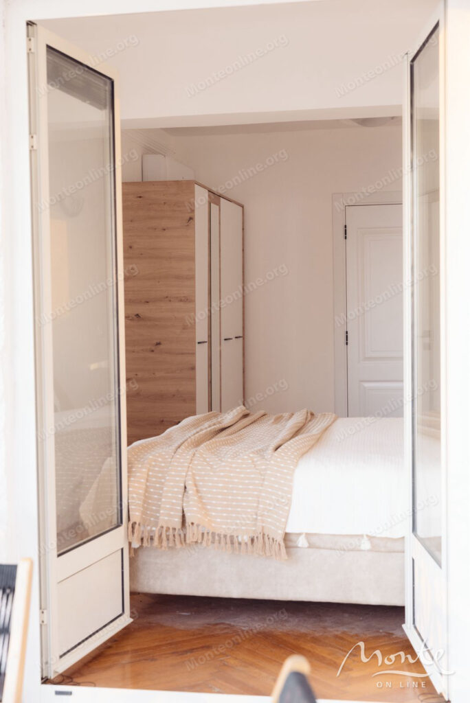 prostornaya kvartira s 2 spalnyami i vidom na more v sveti stefane budva 11