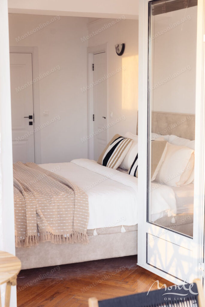 prostornaya kvartira s 2 spalnyami i vidom na more v sveti stefane budva 12