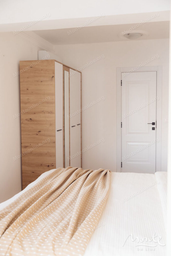 prostornaya kvartira s 2 spalnyami i vidom na more v sveti stefane budva 13