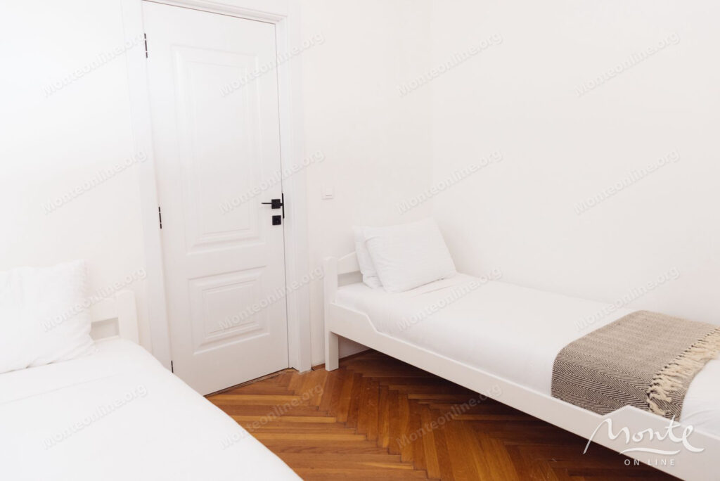 prostornaya kvartira s 2 spalnyami i vidom na more v sveti stefane budva 14