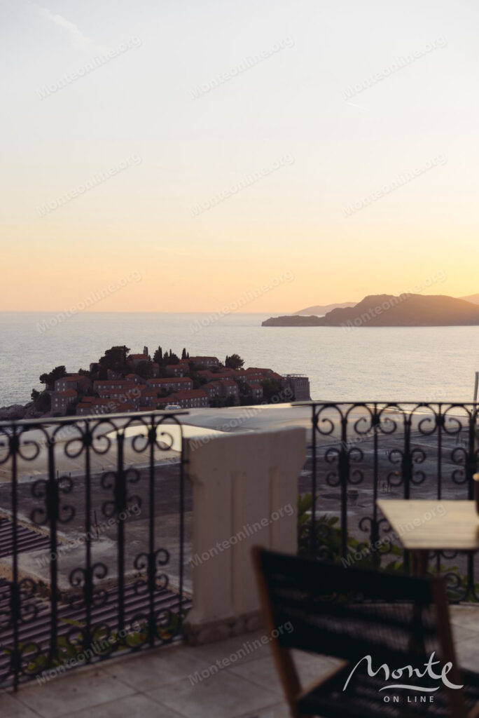 prostornaya kvartira s 2 spalnyami i vidom na more v sveti stefane budva 16