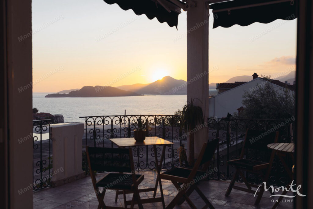 prostornaya kvartira s 2 spalnyami i vidom na more v sveti stefane budva 17