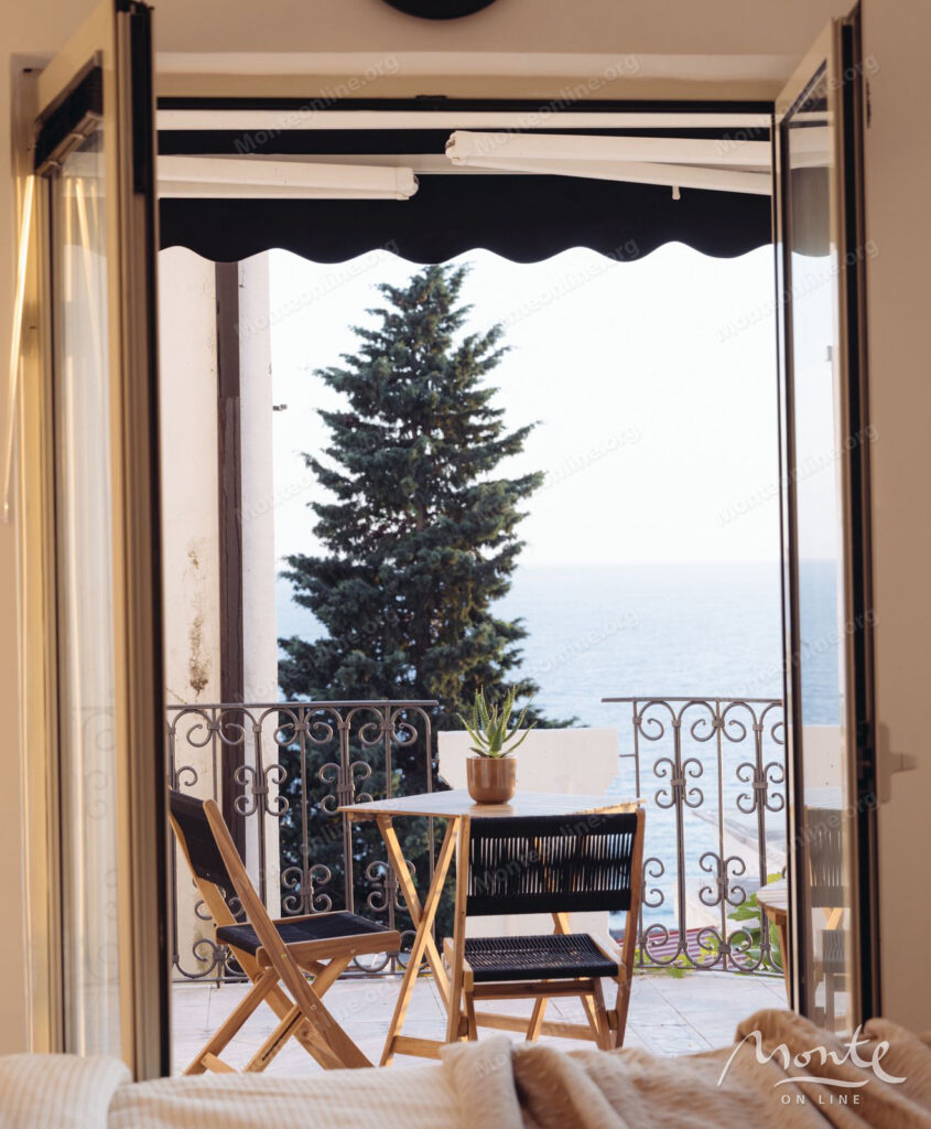 prostornaya kvartira s 2 spalnyami i vidom na more v sveti stefane budva 18