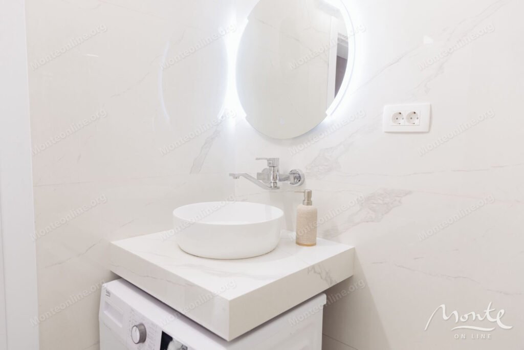 prostornaya kvartira s 2 spalnyami i vidom na more v sveti stefane budva 19