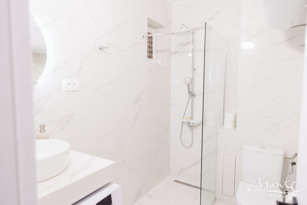 prostornaya kvartira s 2 spalnyami i vidom na more v sveti stefane budva 20