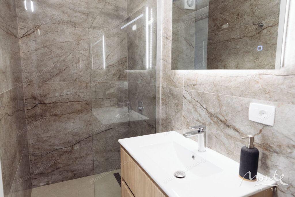 prostornaya kvartira s 2 spalnyami i vidom na more v sveti stefane budva 21