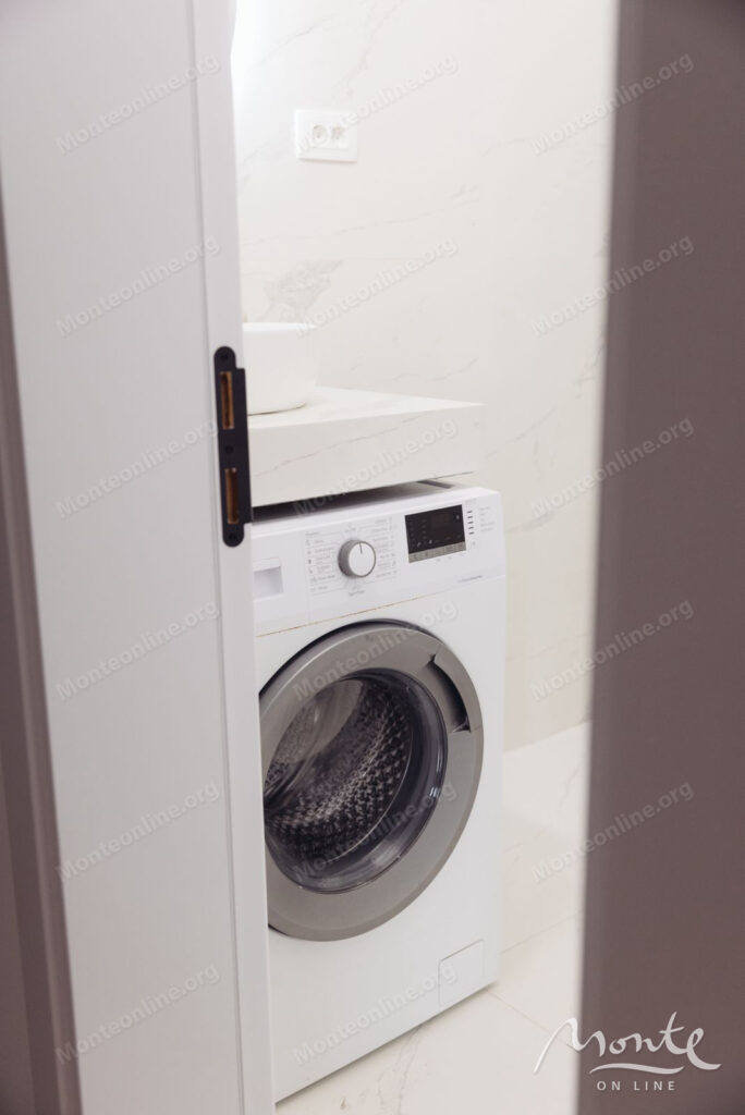 prostornaya kvartira s 2 spalnyami i vidom na more v sveti stefane budva 22